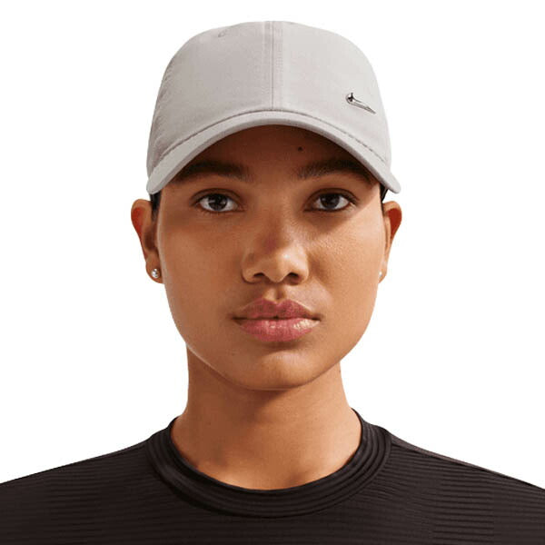 ナイキNIKEアンストラクチャードメタルスウッシュキャップ帽子FB5372-009