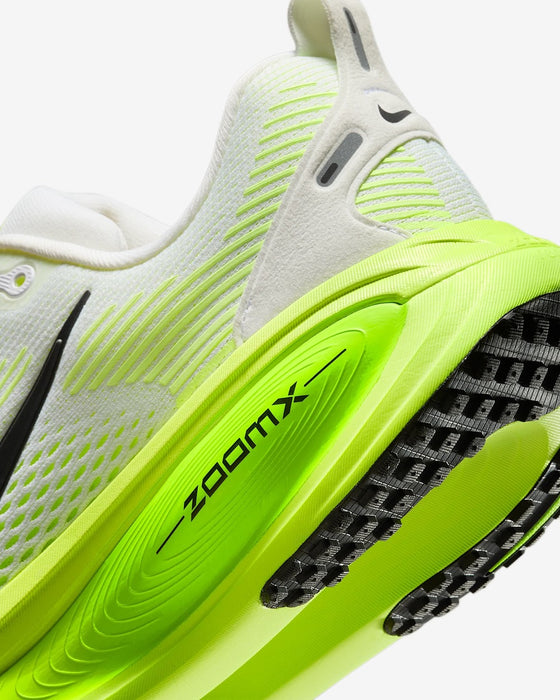 ナイキNIKEウィメンズロードランニングシューズズームボメロ18HM6804-102