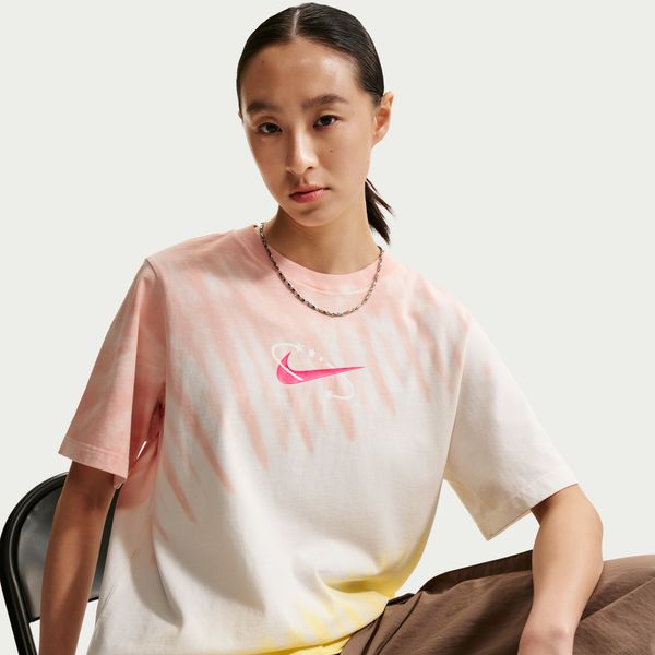 【ネコポス送料無料】ナイキNIKEレディースTシャツNSWPOOLPARTYNSWプールパーティS/STシャツ26SU半袖IR7557-378
