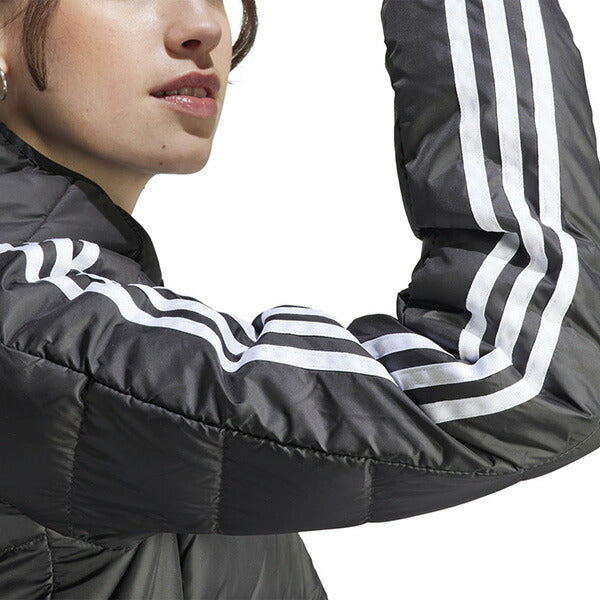 アディダスadidasレディースベンチコートエッセンシャルズスリーストライプスライトダウンフード付きパーカーMKW48ダウンジャケット防寒防風