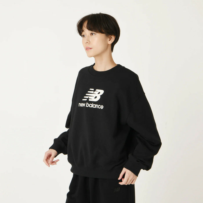ニューバランスNEWBALANCEスポーツレディーススウェット長袖SportEssentialsStackedLogoフレンチテリークルー裏毛25FWWT41503